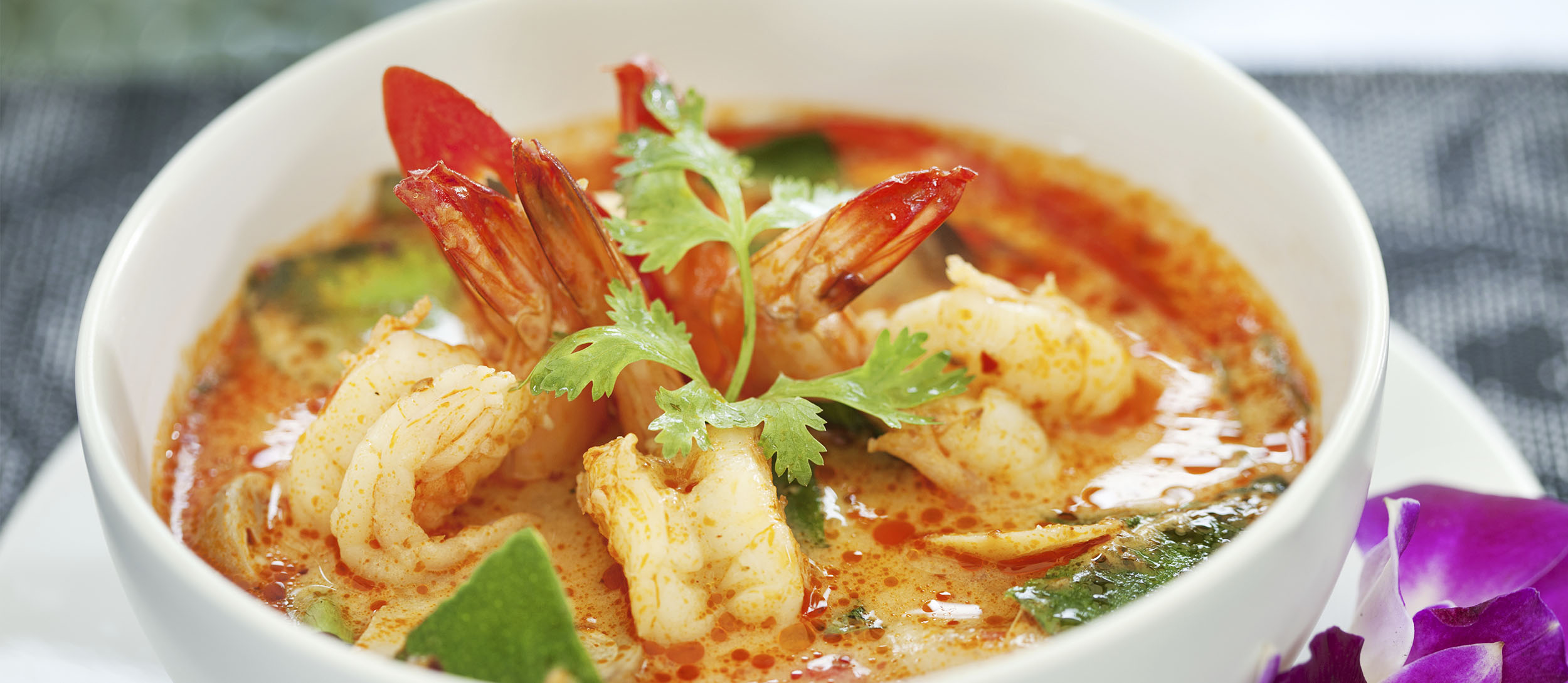 суп том ям гун таиланд. тайский кисло острый суп с креветками. том ям в тайланде. тайский кисло острый суп с креветками. суп том ям кунг.