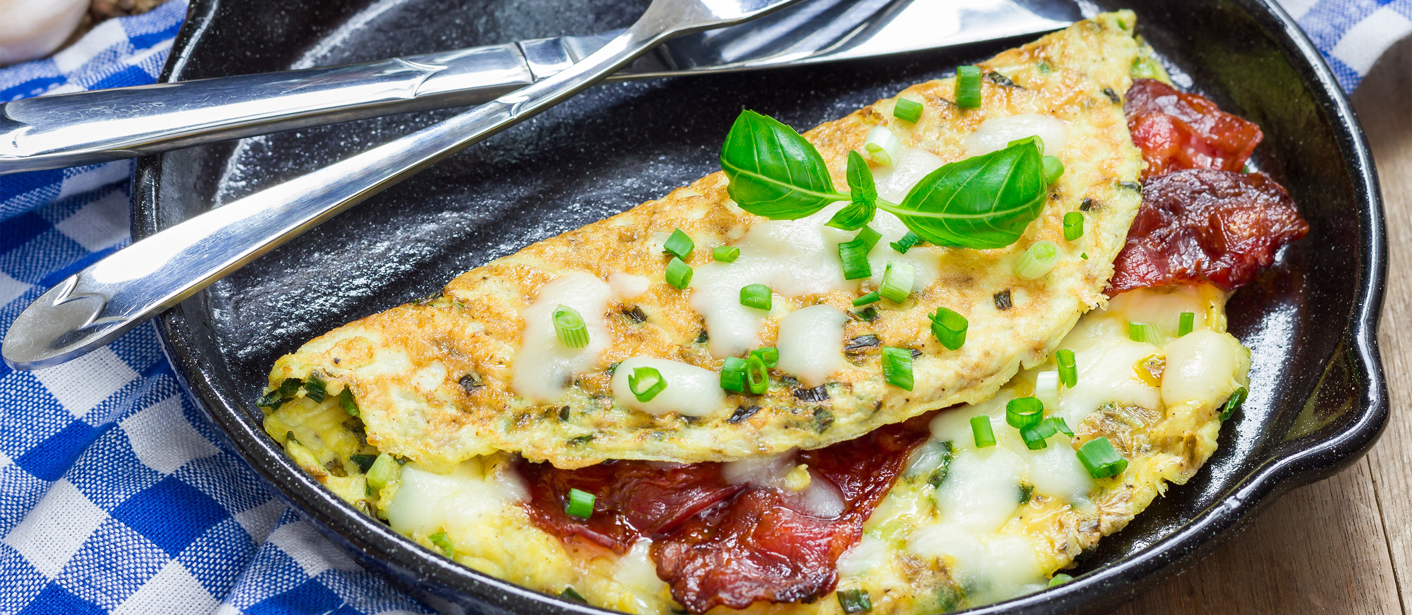 Омлет с семгой и творожным сыром. Омлет по норвежски. Омлет. Норвежский омлет с мороженым. Омлет по норвежски.