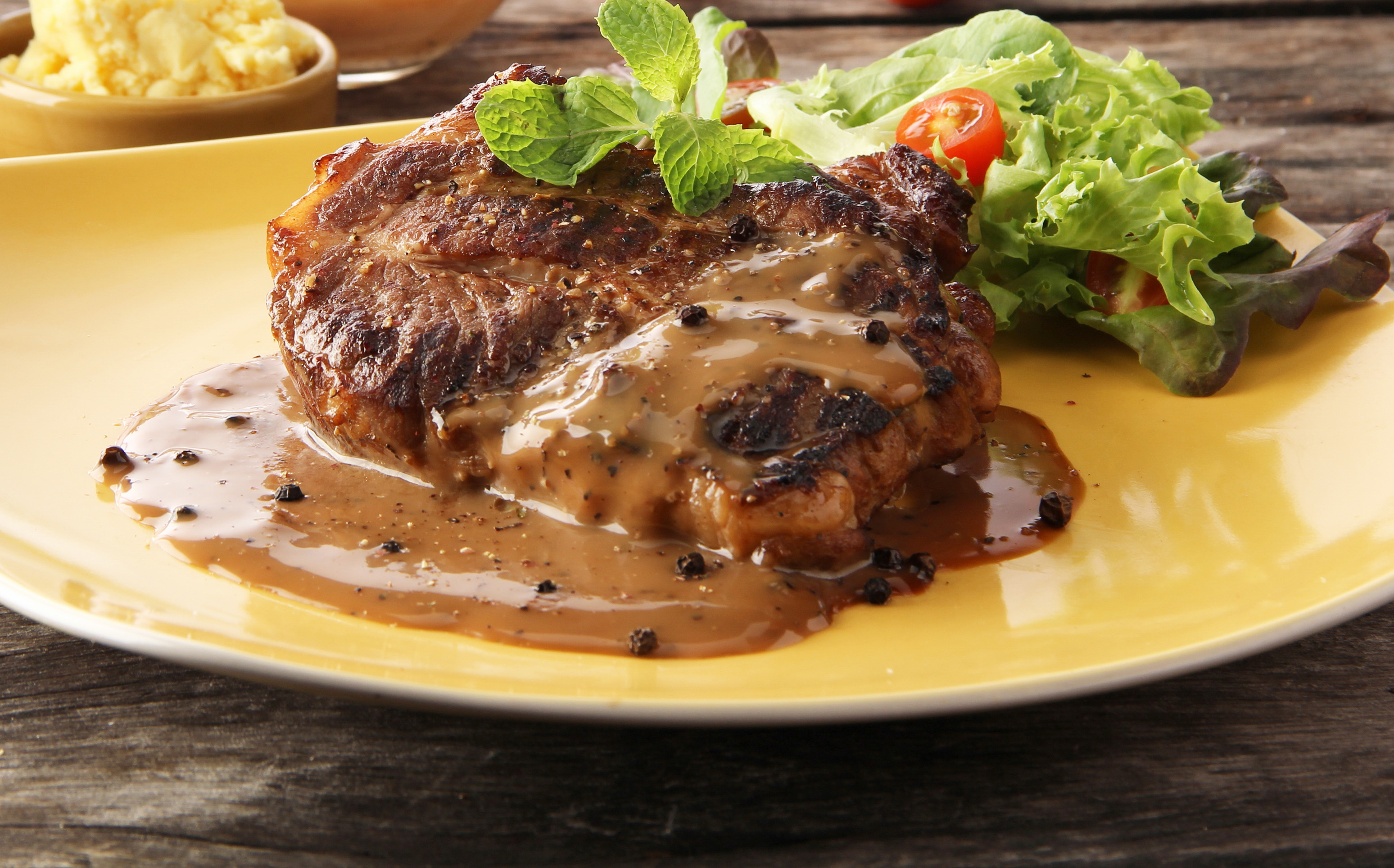 отбивная котлета. мясо в сухарях. шницель натуральный рубленый подача. мясо в панировке на сковороде. венский шницель.