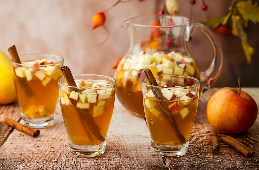 Sangría With Cognac, Cinnamon, Peaches, Apples, And Pears Authentic