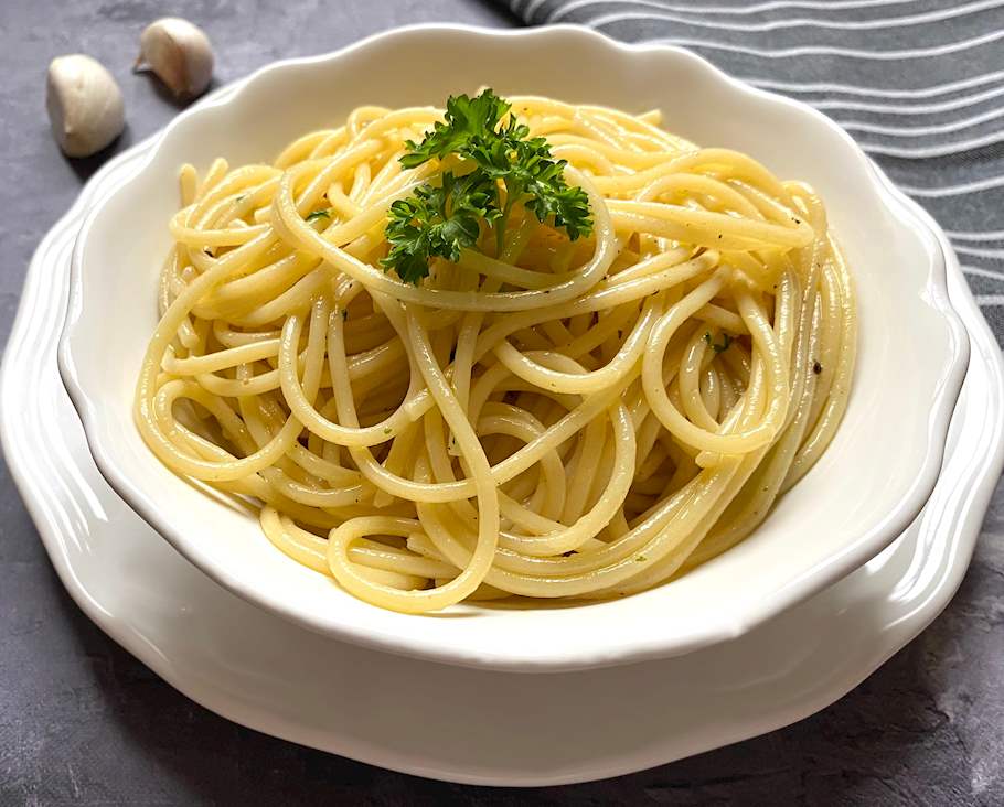 Spaghetti Aglio e Olio Authentic Recipe | TasteAtlas